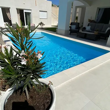 Casa Blanca *