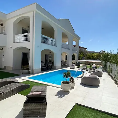 Casa Blanca *