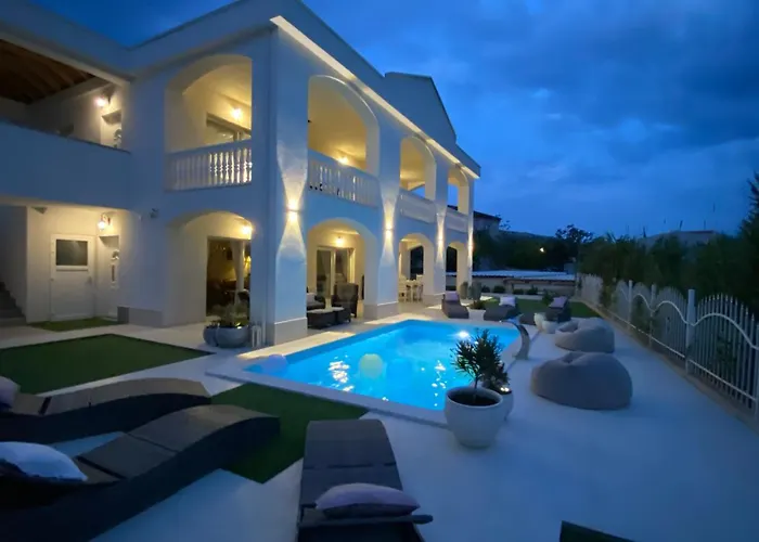 Casa Blanca Vila Pag Town