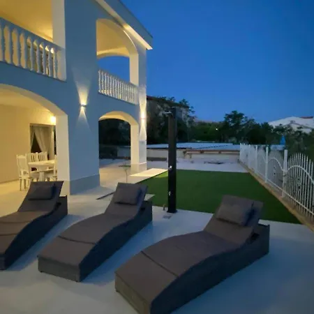 Casa Blanca Vila Pag Town